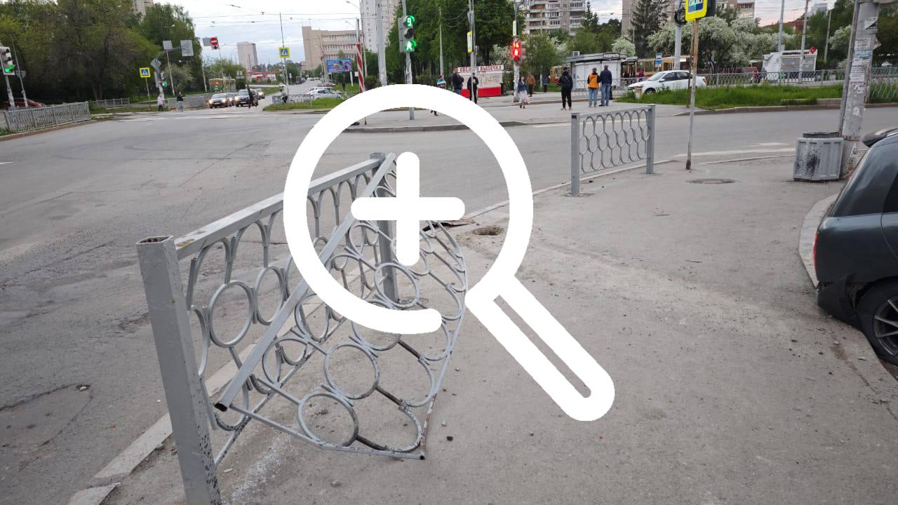 На Юго-Западе водитель на скорости снес забор и четыре припаркованные машины