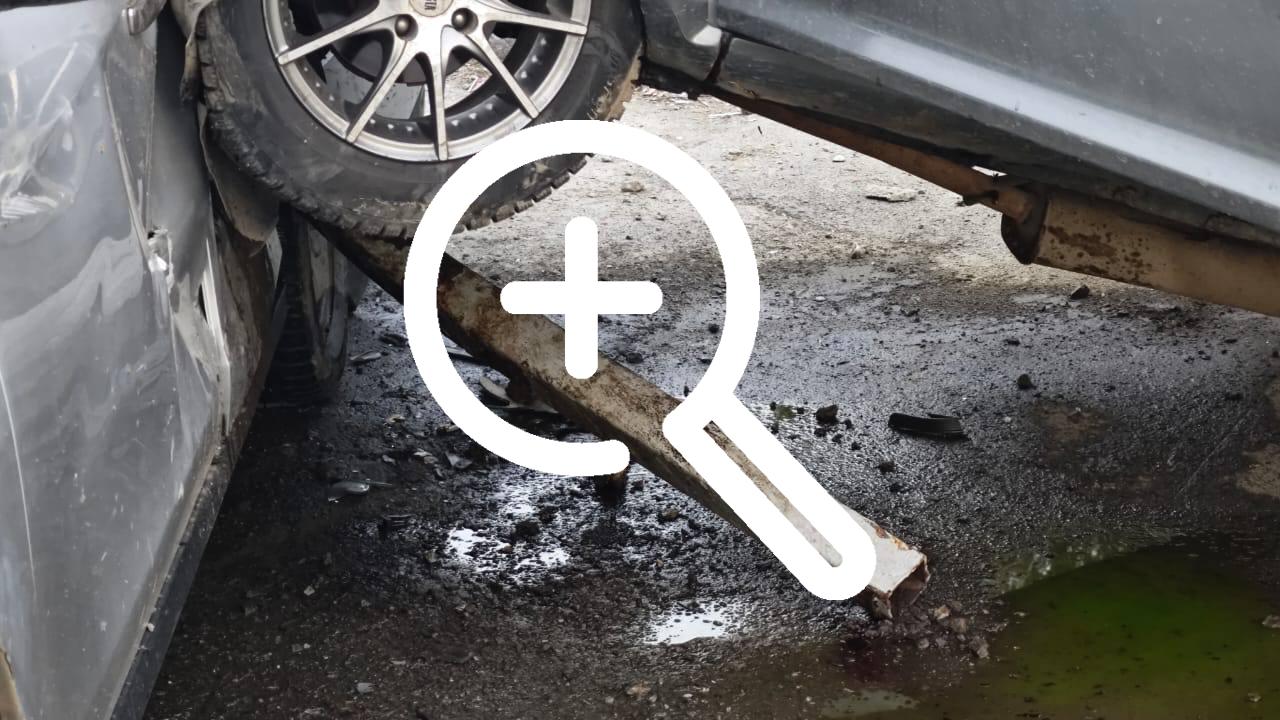 На Юго-Западе водитель на скорости снес забор и четыре припаркованные машины
