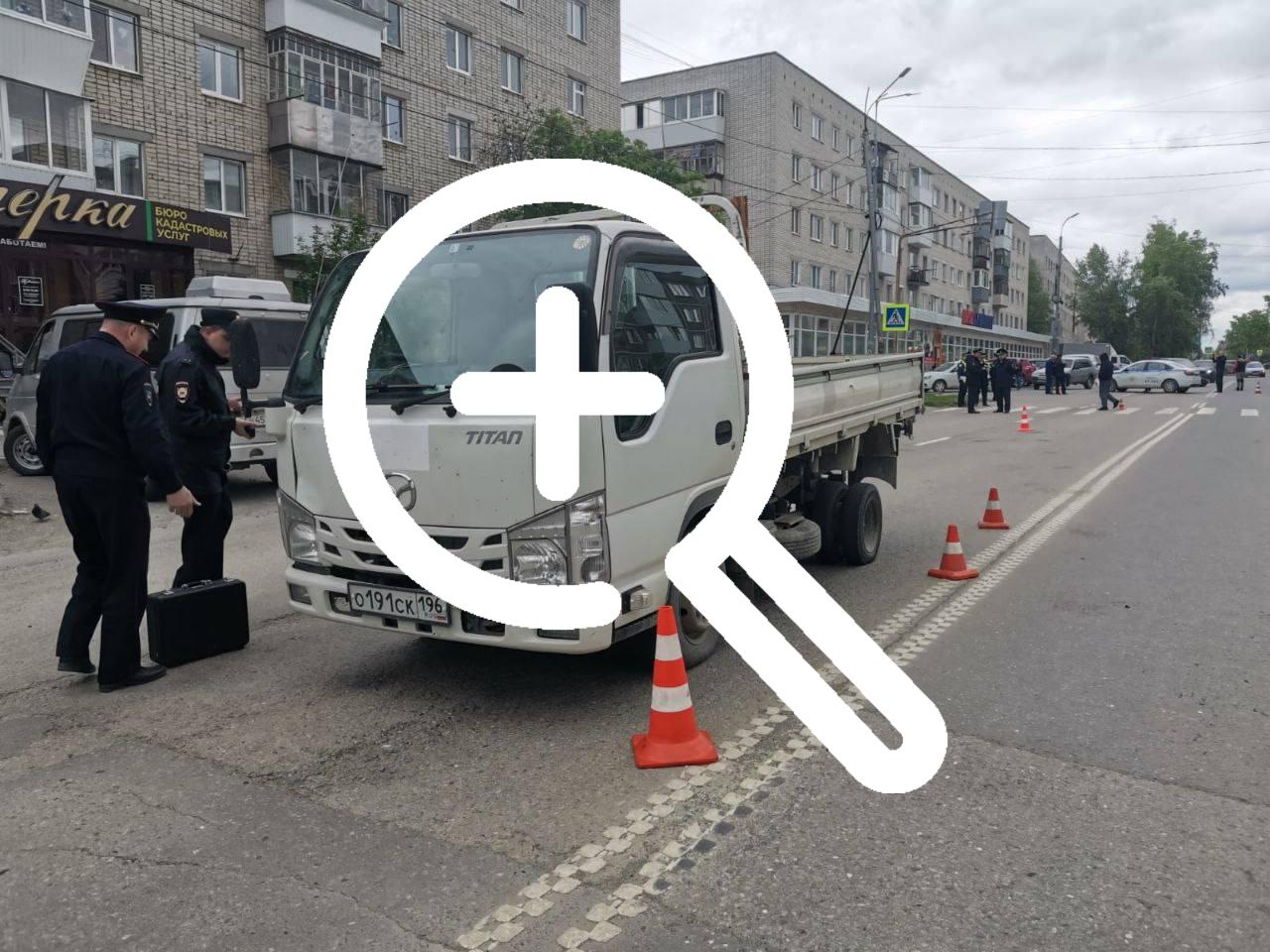 В Берёзовском водитель грузовика сбил мать с ребёнком — 4-летняя девочка погибла