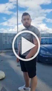 В Екатеринбурге мстительный сосед заблокировал выезд машине, потому что ему не понравилось, как припарковалась девушка