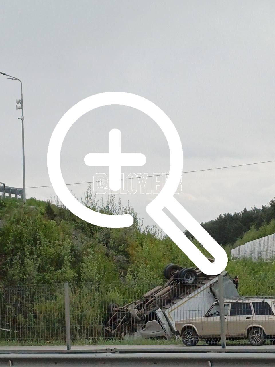 В Екатеринбурге на объездной дороге газель упала с моста....
