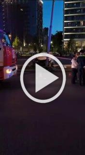Водитель каршеринга насмерть сбил ребенка — девочка переезжала дорогу на самокате на красный сигнал светофора.