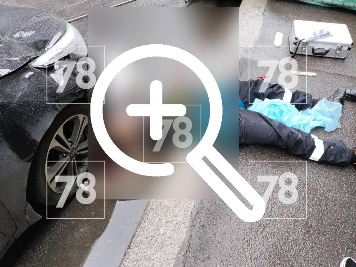 В Санкт-Петербурге рабочий упал на машину с крыши пятиэтажного дома.