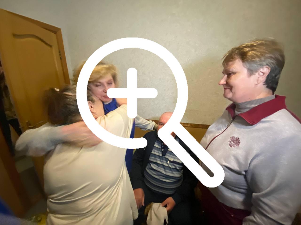 ❗️Появились видео и фотографии встречи мирных жителей Курской области, которых украинские террористы взяли в заложники и теперь согласились отпустить в рамках обмена «1000 на 1000».
