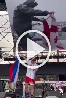 Грузинский певец осквернил российский флаг прямо на концерте: кинул в мусорку и сделал вид, что помочился