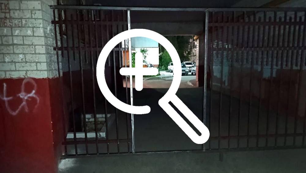Калитка с опасной перекладиной угрожает жителям двора