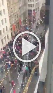 Автомобиль въехал в толпу болельщиков «Ливерпуля», которые праздновали чемпионство клуба