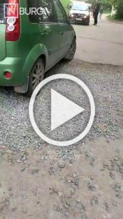 Во дворе на улице Бородина, 3 большая щебеночная яма....