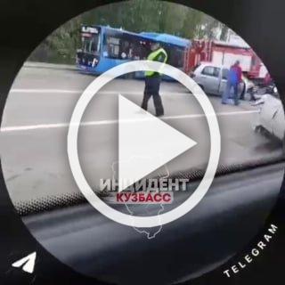 Жесткое ДТП в Кемерово на Южном в районе остановки...
