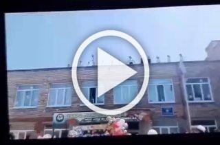 на последнем звонке ученики танцевали на крыше.