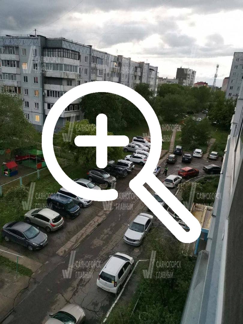 Во дворе 19 дома Центрального микрорайона Саяногорска...