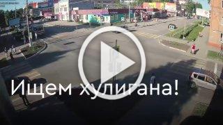 Зумер на электросамокате сбил двух человек, бросил друга и умчался в закат — но его уже задержали