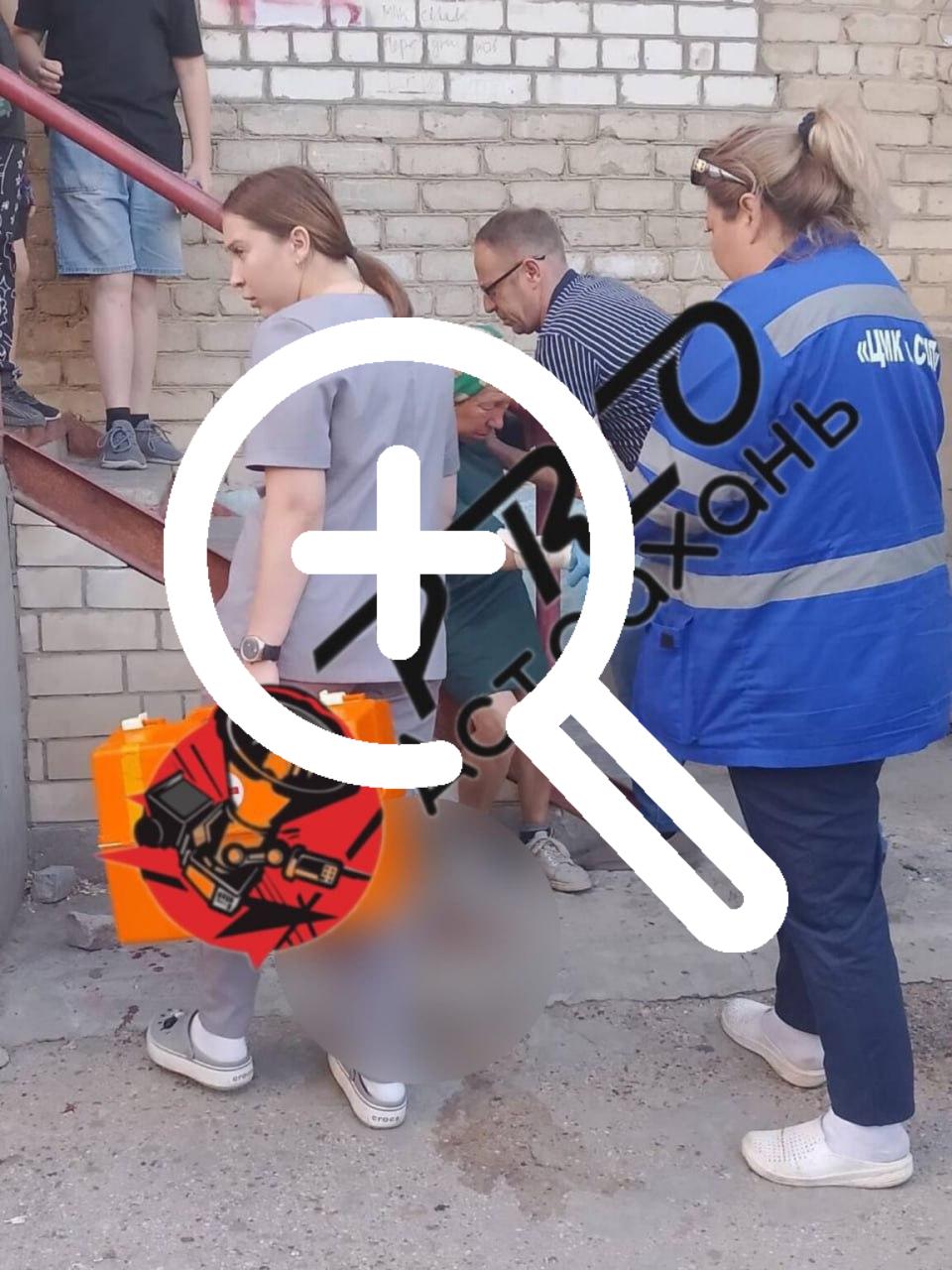 Много крови, швы и шок: бродячие собаки набросились на пожилую астраханку