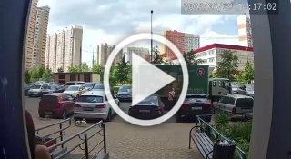 В Подмосковье школьники выбросили кирпич с балкона и чуть не зашибли прохожего.