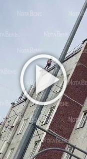 Мужчину с крыши сняли. Пока он задержан. Предварительно,...