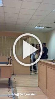 Суд арестовал на два месяца девушку, которая сняла, как треш-стримерша помочилась на паспорт РФ в Петербурге.