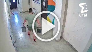 На Краснолесья мужчина облил дверь управляющей компании грязью