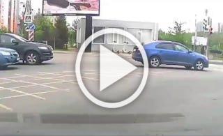 В Кудрово водитель «Шевроле» и его пассажирка жестоко избили таксиста прямо на въезде в город.