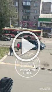 Маршала Жукова. Человек с левой полосы решил повернуть на...