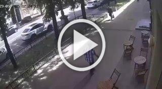 Дерево чуть не убило прохожего в Воронеже