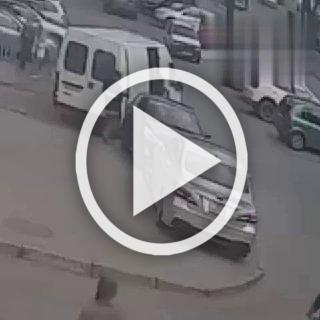 Школьница на велосипеде протаранила машину в центре Ростова. Теперь её родители должны автомобилисту 250 000 рублей
