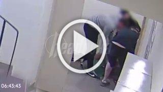 В Мытищах неизвестные избили и похитили мужчину, когда тот вышел на работу — на месте работает полиция