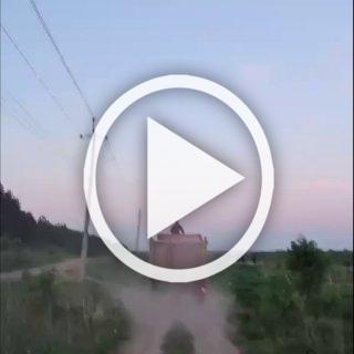 Водитель прокатил мужчину в кузове самосвала Инцидент...