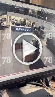 Сталкер избил бывшую девушку на работе Молодой человек...