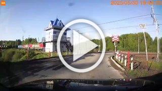 Жители Тайги жалуются на ямы на въезде в город, в которые...