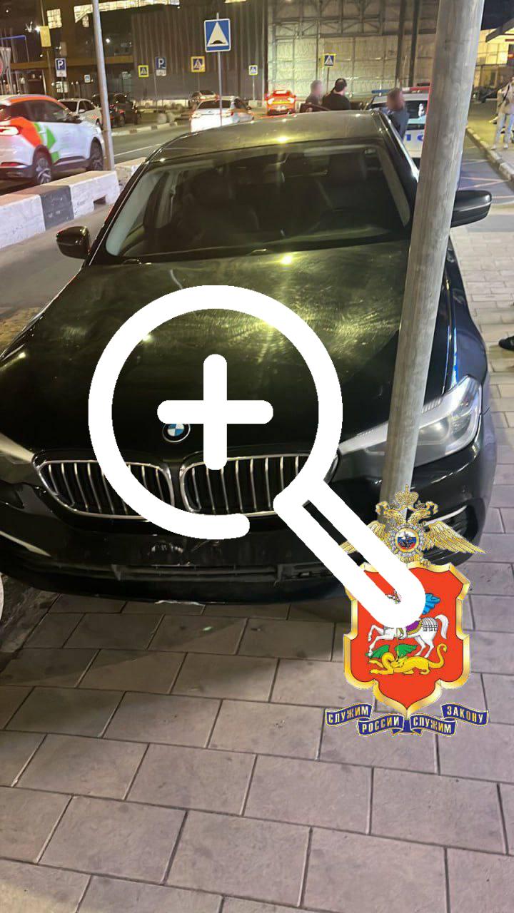 Подросток устроил дрифт на арендованной машине на парковке ТЦ на Ленинградском шоссе в Химках
