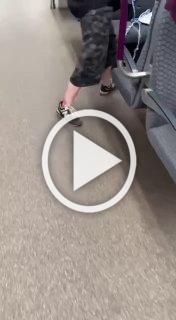 Пьяная зумерша разбила стекла в электричке на Матвеевской, D4 в Москве