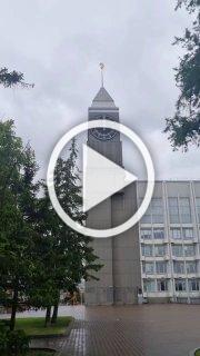 Главные городские часы поздравляют маленьких красноярцев...