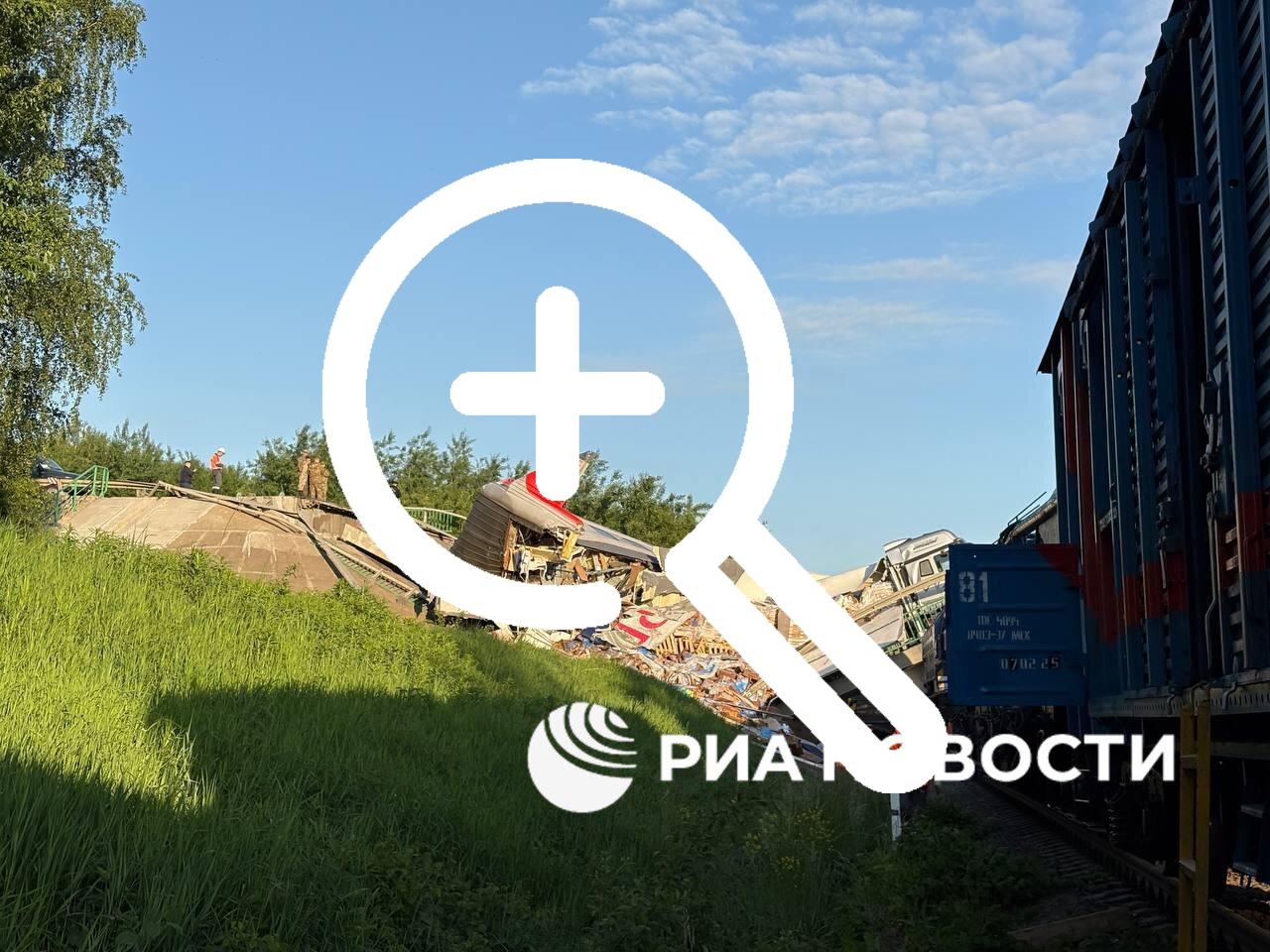 Обломки поезда, попавшего в аварию в Брянской области, все еще остаются на железнодорожных путях