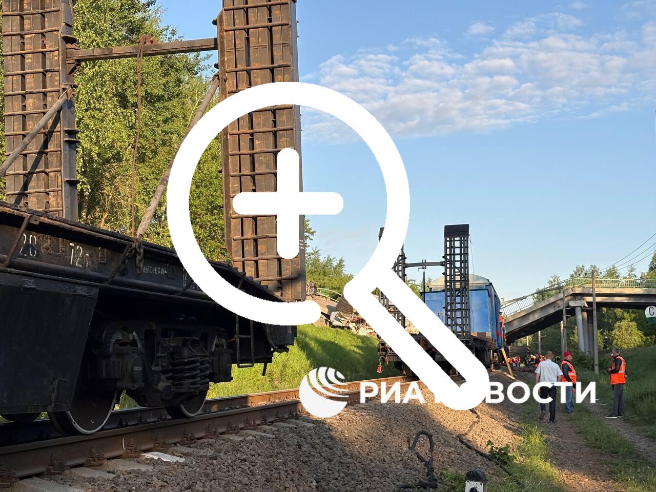 Обломки поезда, попавшего в аварию в Брянской области, все еще остаются на железнодорожных путях
