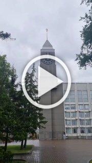 🎶 Главные городские часы поздравляют маленьких жителей...