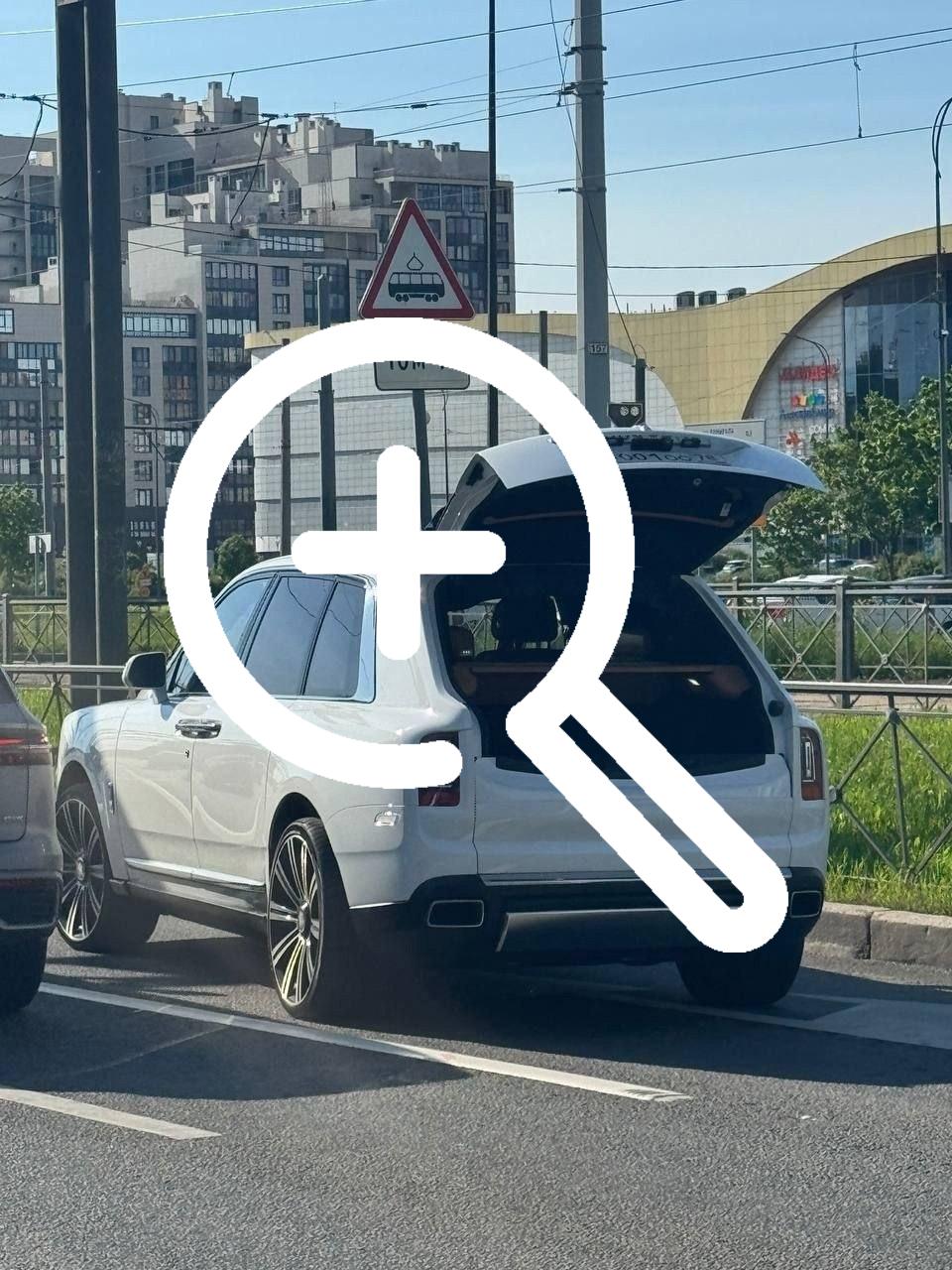 В Питере роскошный белый Rolls-Royce на блатнейших номерах сбил мотоциклиста, а затем переехал его — водитель совершил внезапный и странный маневр