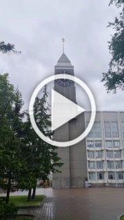 🎶 Главные городские часы поздравляют маленьких жителей...