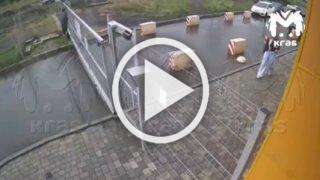 Неадекватка напала на девушку в Красноярске.