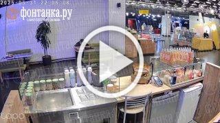 Эффектный конфликт произошёл накануне в ТЦ на улице Савушкина — посетитель открыл стрельбу из сигнального пистолета.