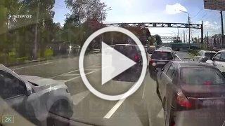 В Санкт-Петербурге белый Rolls-Royce сбил мотоциклиста, а затем переехал его.