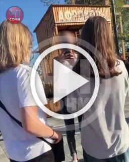 Неадекватная мать подралась с подростками из-за лавочки в Сочи