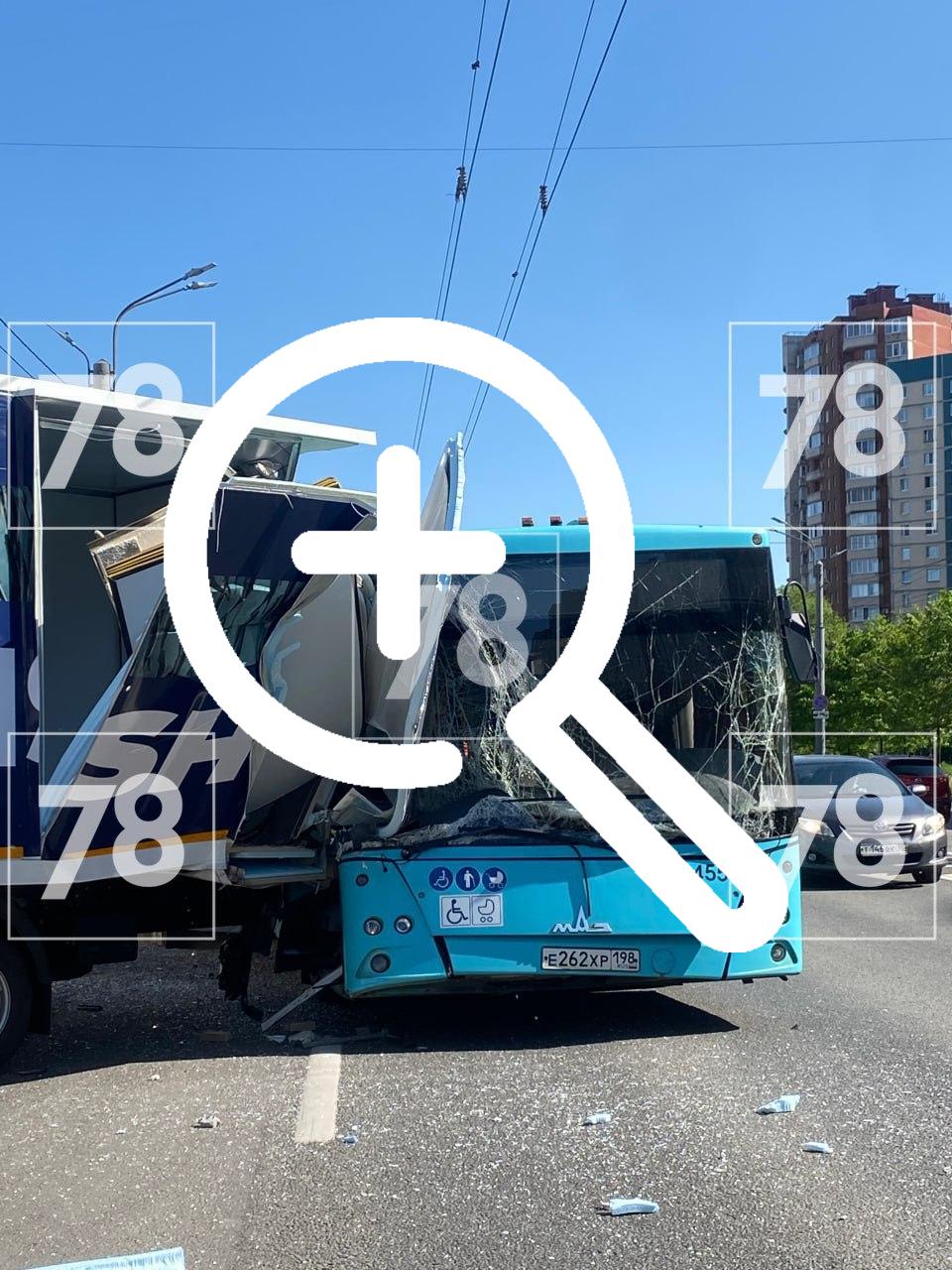 Автобус врезался в припаркованный грузовик на Комендантском — разбившееся стекло посекло руку мужчине