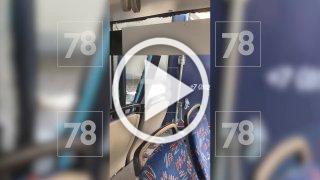 Автобус врезался в припаркованный грузовик на Комендантском — разбившееся стекло посекло руку мужчине