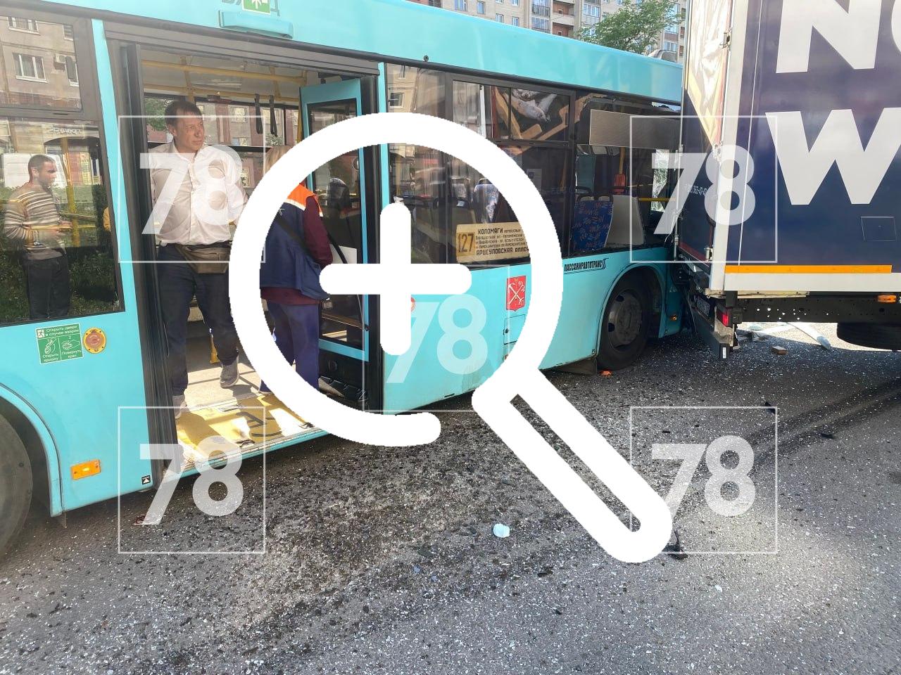 Автобус врезался в припаркованный грузовик на Комендантском — разбившееся стекло посекло руку мужчине