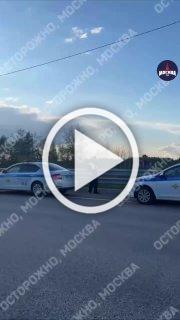 Еще кадры с места массовой аварии в Подмосковье, в которой погиб пожилой мужчина.