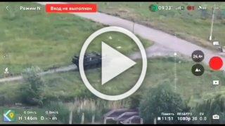 Российские военные угнали бронетранспортер прямо на глазах у украинских военных.