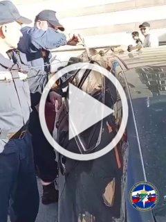 Экипаж спасателей помог родителям открыть двери...