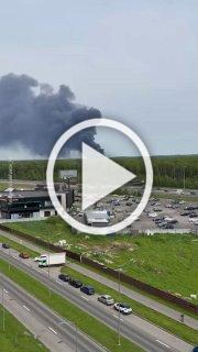 Лакокрасочный завод полыхает в поселке Янино в...