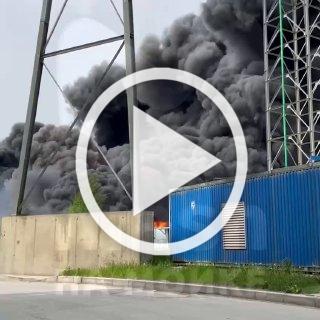 Огненные взрывы и стену дыма сейчас видо в Янино. На...