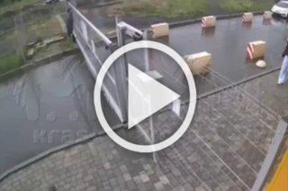 В Красноярске женщина напала на девушку.
